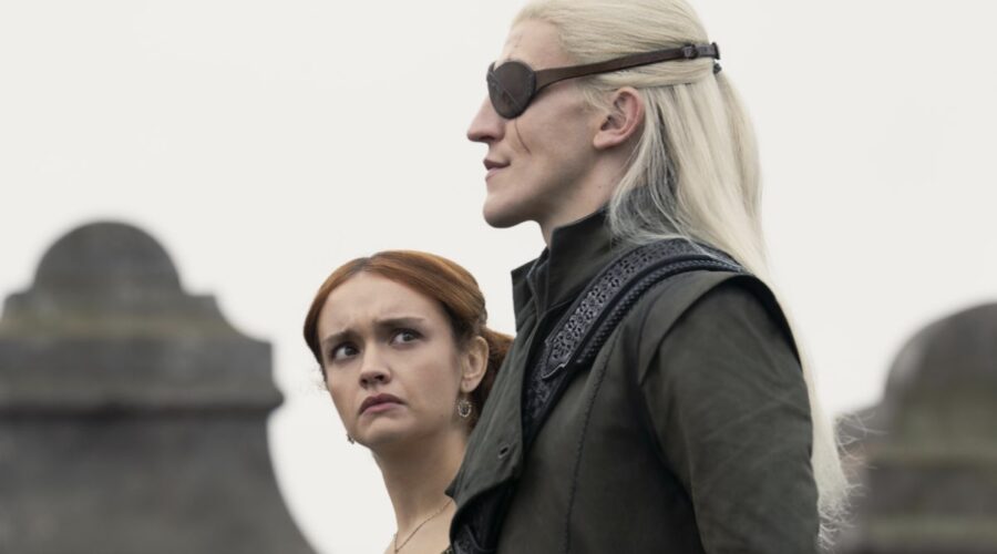 Da sinistra: Olivia Cooke (Alicent Hightower) e Ewan Mitchell (Aemond Targaryen) in una scena di “House of the Dragon 2“. Credits: Courtesy of HBO/Sky Italia.