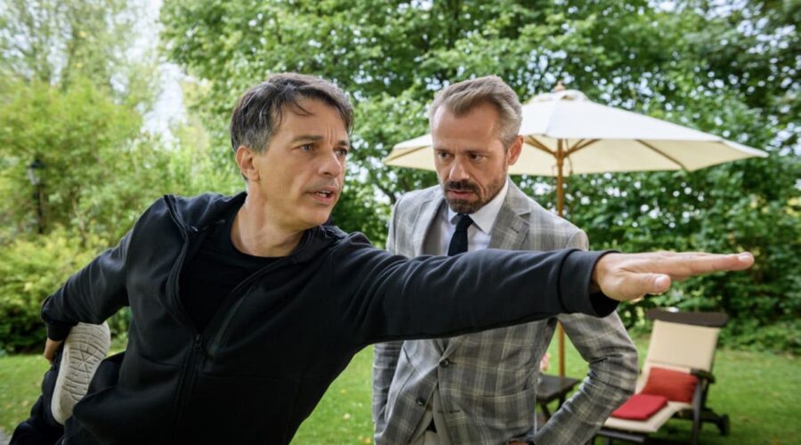 Da sinistra: Lorenzo Patané (Robert Saalfeld) e Sven Waasner (Erik Vogt) in “Tempesta D'Amore”. Credits: Das Erste/RTI Mediaset.