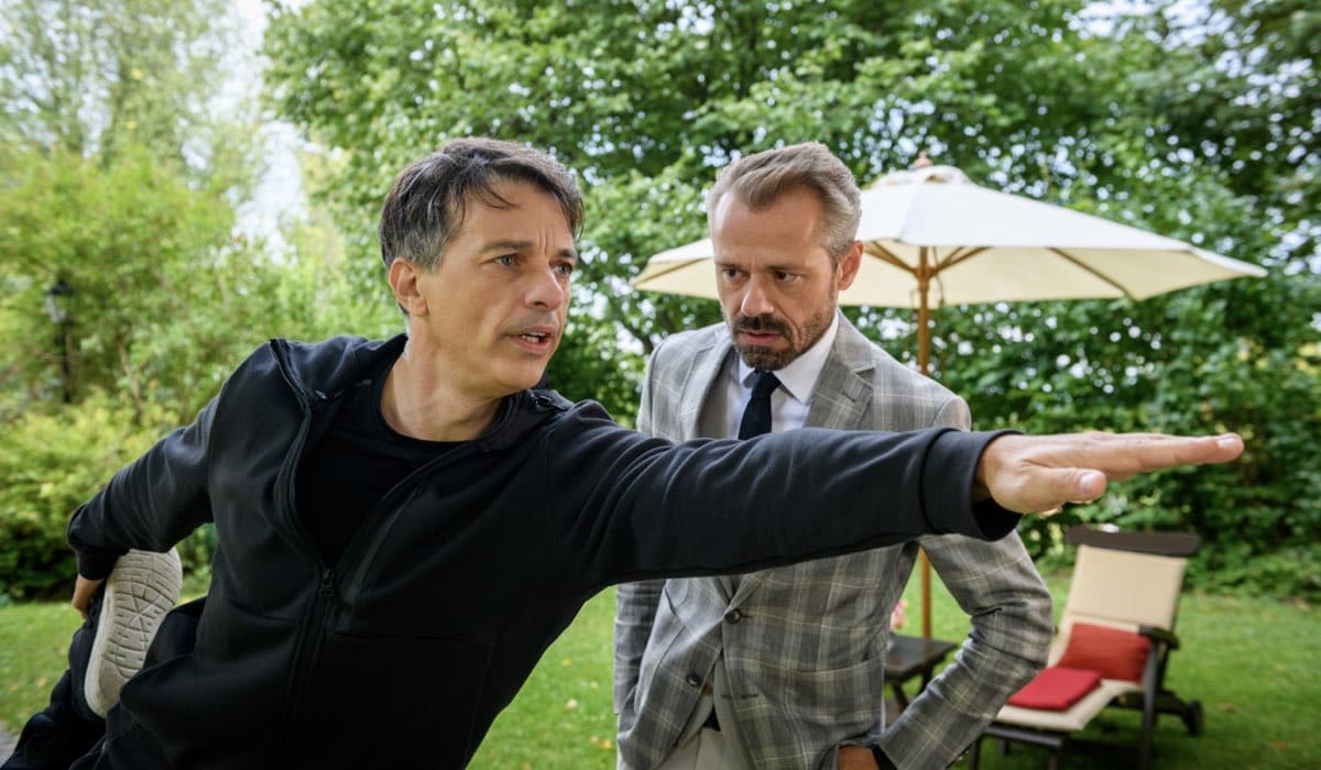 Da sinistra: Lorenzo Patané (Robert Saalfeld) e Sven Waasner (Erik Vogt) in “Tempesta D'Amore”. Credits: Das Erste/RTI Mediaset.