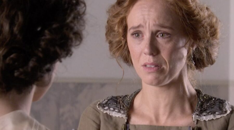 Da sinistra: Candela Serrat (Celia Silva Torrealba) e María Castro (Francisca Silva Torrealba) in una scena della puntata 143 di