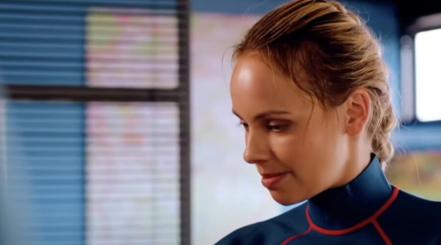 Screenshot di Barbara Prakopenka (Jana) in una scena da Trailer di “Squadra Fluviale Elbe”. Credits: ARD/Das Erste.