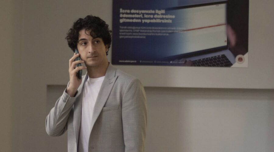 Onur Durmaz (Engin Tilmen) in una scena di “Segreti Di Famiglia”. Credits: RTI Mediaset.