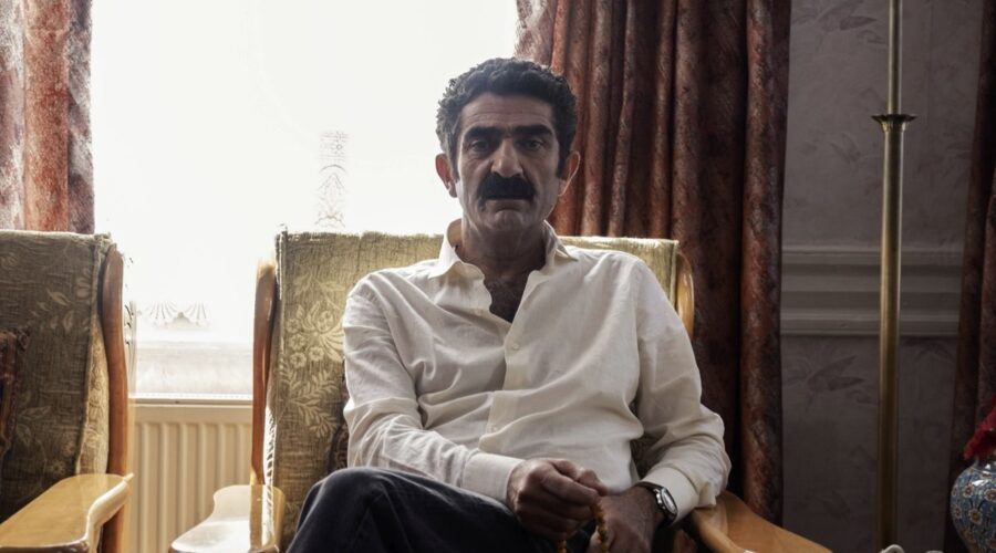 Ali Seçkiner Alici (Zafer) in una scena di “Segreti Di Famiglia”. Credits: RTI Mediaset.