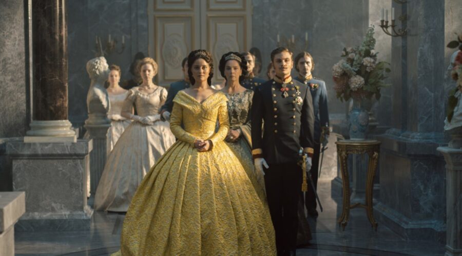 Da sinistra: Dominique Devenport (Elisabetta “Sissi” d'Austria-Ungheria) e Jannik Schümann (Imperatore Franz Joseph I d'Austria) in una scena di “Sissi 3”. Credits: RTI Mediaset.