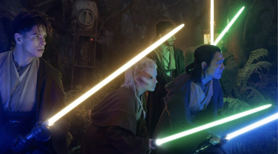Da sinistra a destra, in primo piano: Yord Fandar (Charlie Barnett), la padawan Jedi Jecki Lon (Dafne Keen) e il Maestro Sol (Lee Jung-jae) in “The Acolyte - La Seguace”. ©2024 Lucasfilm Ltd. & TM. Tutti i diritti riservati.