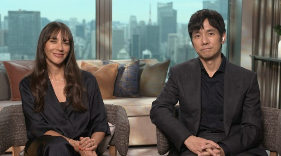 Da sinistra: Rashida Jones (Suzie) e Hidetoshi Nishijima (Masa Sakamoto) in un fotogramma dell'intervista rilasciata a noi di Tvserial.it su “Sunny”. Credits: Apple TV+/Tvserial.it.