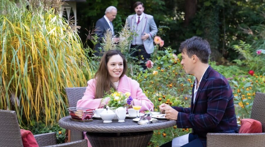 Da sinistra: Aylin Ravanyar (Valentina Saalfeld) e Lorenzo Patané (Robert Saalfeld) in una scena di “Tempesta D'Amore”. Credits: Das Erste/RTI Mediaset.