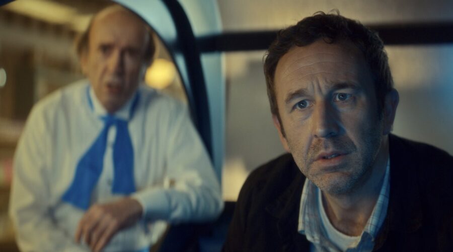 Da sinistra: Patrick Kerr e Chris O’Dowd in “The Big Door Prize”. Credits: Apple TV+.