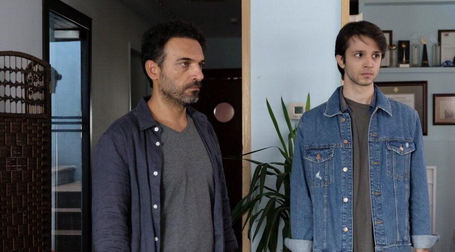 Da sinistra: Ugur Aslan (Eren Duman) e Arda Anarat (Çinar Kaya) in una scena di “Segreti di famiglia”. Credits: RTI Mediaset.