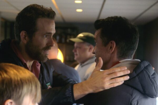 Al centro: Ryan Reynolds in una scena di “Welcome To Wrexham 3”. Credits: Disney+.