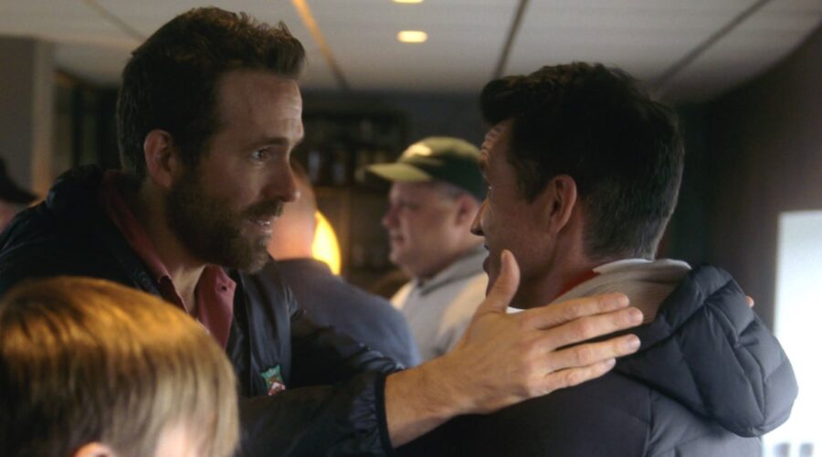 Al centro: Ryan Reynolds in una scena di “Welcome To Wrexham 3”. Credits: Disney+.