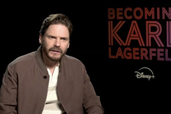 Daniel Brühl nell'intervista per “Becoming Karl Lagerfeld”. Credits: Tvserial.it.