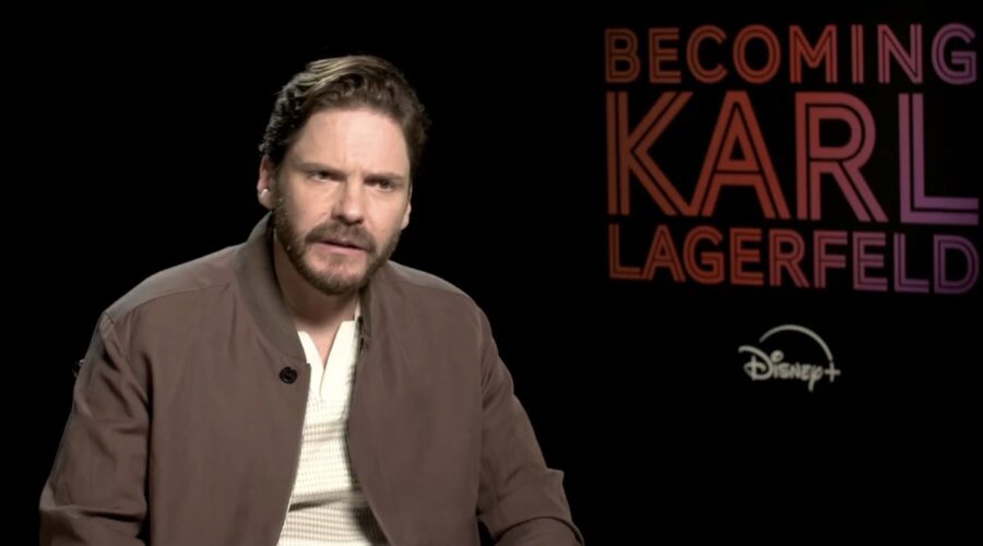 Daniel Brühl nell'intervista per “Becoming Karl Lagerfeld”. Credits: Tvserial.it.
