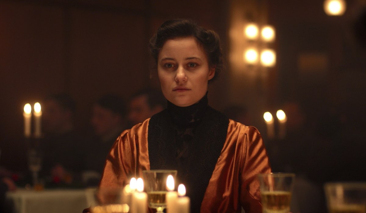 Dominique Devenport (Johanna Gabathuler) in una scena di “Davos”. Credits: RTI Mediaset.