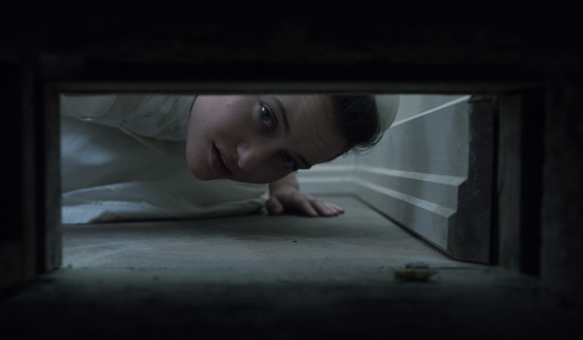 Dominique Devenport (Johanna Gabathuler) in una scena di “Davos”. Credits: RTI Mediaset.