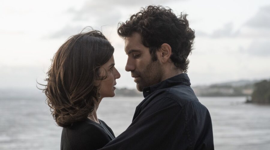 Da sinistra: Clara Lago (Ana) e Tamar Novas (Daniel) in “Gangs of Galicia”. Credits: Jaime Olmedo/Netflix © 2023