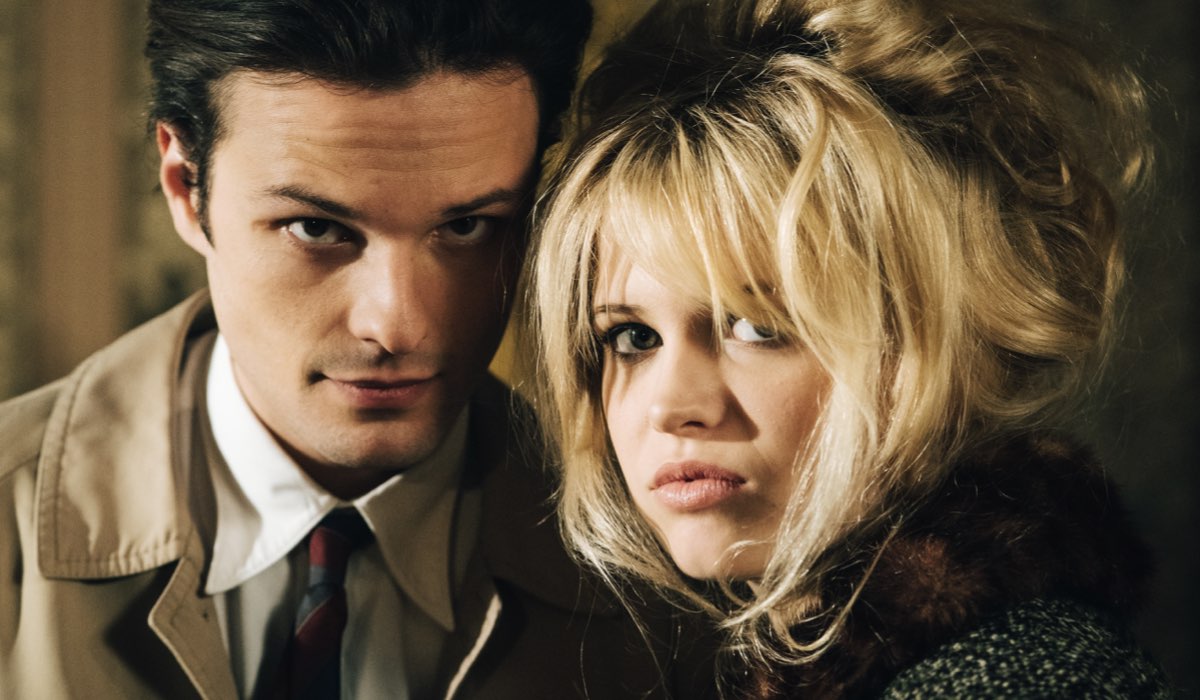 Da sinistra: Jules Benchetrit (Sami Frey) e Julia De Nunez (Brigitte Bardot) in un posato per “Bardot”. Credits: RTI Mediaset.