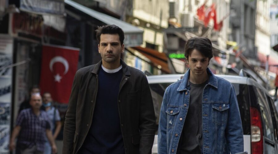 Da sinistra: Kaan Urgancioglu (Ilgaz Kaya) e Arda Anarat (Çinar Kaya) in una scena di “Segreti Di Famiglia”. Credits: RTI Mediaset.
