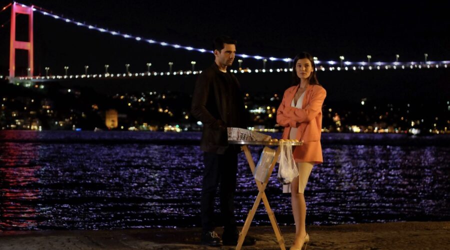 Da sinistra: Kaan Urgancioglu (Ilgaz Kaya) e Pinar Deniz (Ceylin Erguvan) in una scena di “Segreti di famiglia”. Credits: RTI Mediaset.