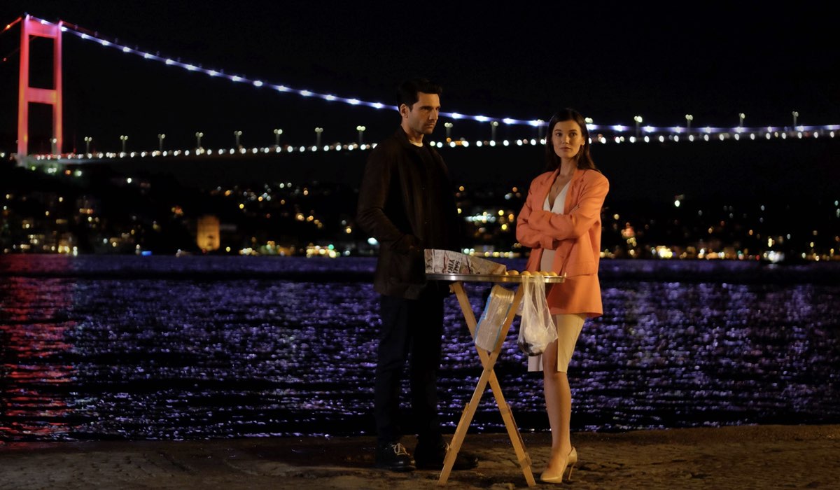 Da sinistra: Kaan Urgancioglu (Ilgaz Kaya) e Pinar Deniz (Ceylin Erguvan) in una scena di “Segreti di famiglia”. Credits: RTI Mediaset.