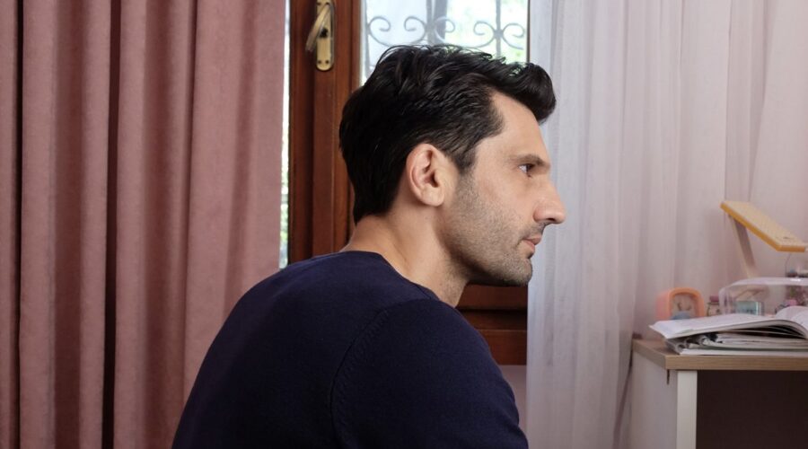 Kaan Urgancioglu (Ilgaz Kaya) in una scena di “Segreti di famiglia”. Credits: RTI Mediaset.