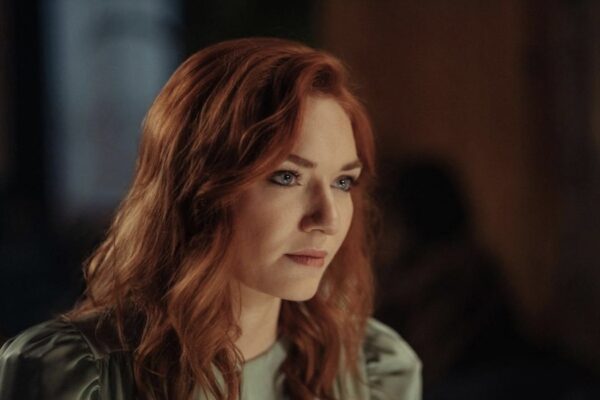 Evie (Eleanor Tomlinson) in una scena de “La Coppia Della Porta Accanto”. Credits: Channel 4.