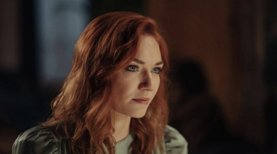 Evie (Eleanor Tomlinson) in una scena de “La Coppia Della Porta Accanto”. Credits: Channel 4.