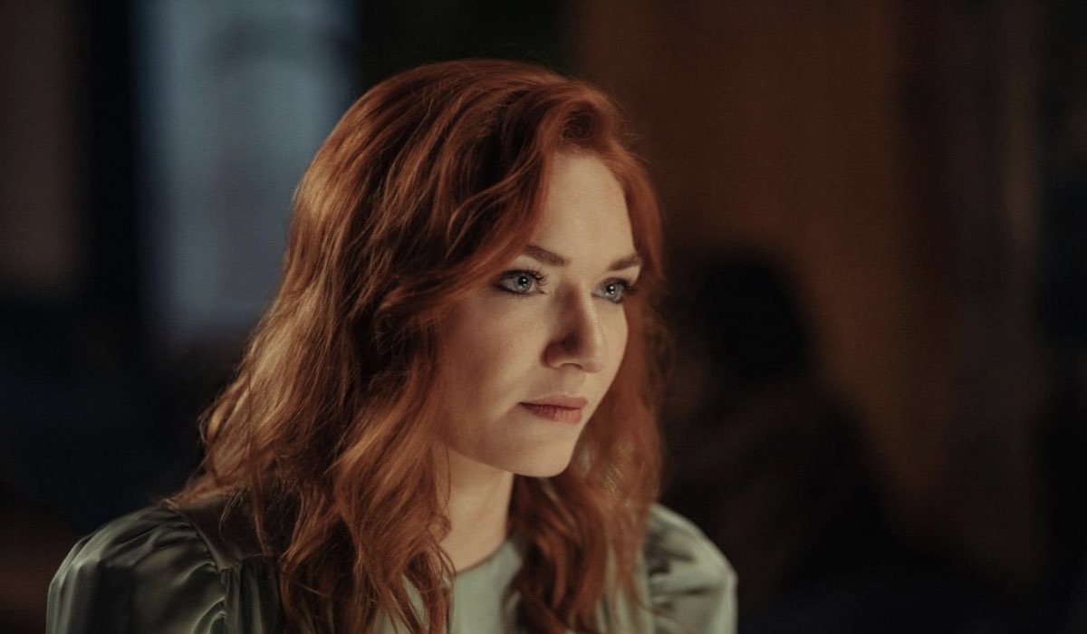 Evie (Eleanor Tomlinson) in una scena de “La Coppia Della Porta Accanto”. Credits: Channel 4.