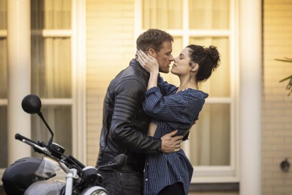 Da sinistra: Danny (Sam Heughan) e Becka (Jessica De Gouw) in una scena de “La Coppia Della Porta Accanto”. Credits: Channel 4.