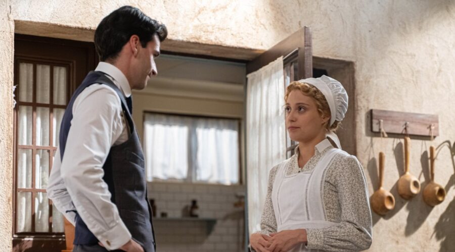 Da sinistra: Alejandro Vergara (Abel) e Ana Garces (Jana Exposito) in una scena de “La Promessa” in onda su Canale 5. Credits: Bambú Producciones/RTVE/RTI Mediaset.