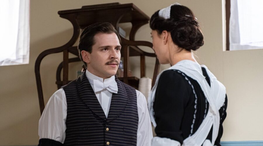 Da sinistra: Marcos Orengo (Feliciano) e Andrea Del Rio (Teresa Villamil) in una scena de “La Promessa”. Credits: RTI Mediaset.