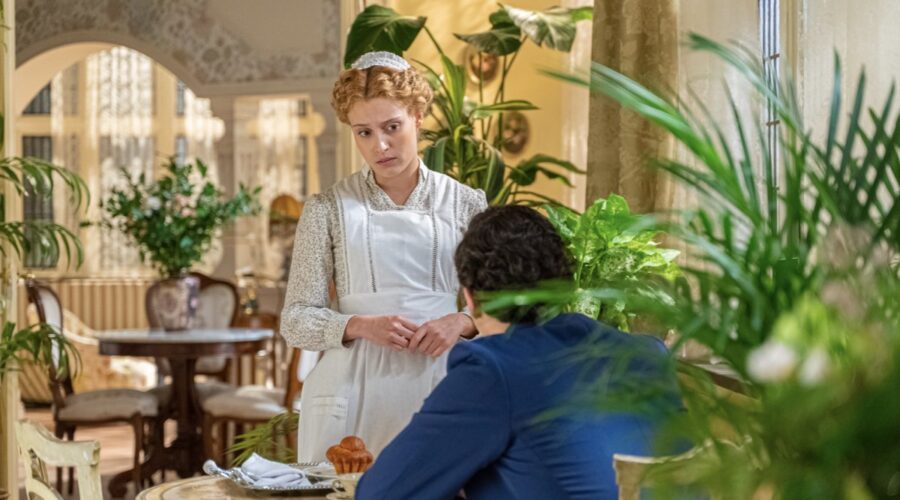 Da sinistra: Ana Garces (Jana Exposito) e Manuel Regueiro (Alonso Luján) ne “La Promessa”. Credits: RTI Mediaset.