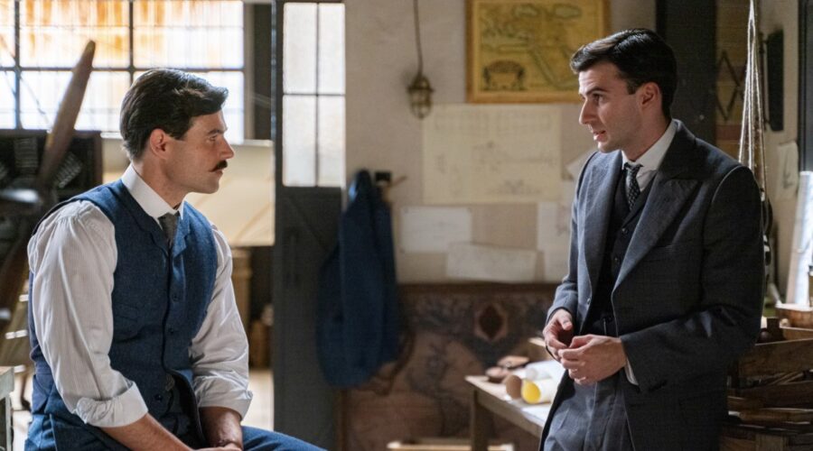 Da sinistra: Arturo Sancho (Manuel Luján) e Alejandro Vergara (Abel) in una scena de “La Promessa”. Credits: RTI Mediaset.