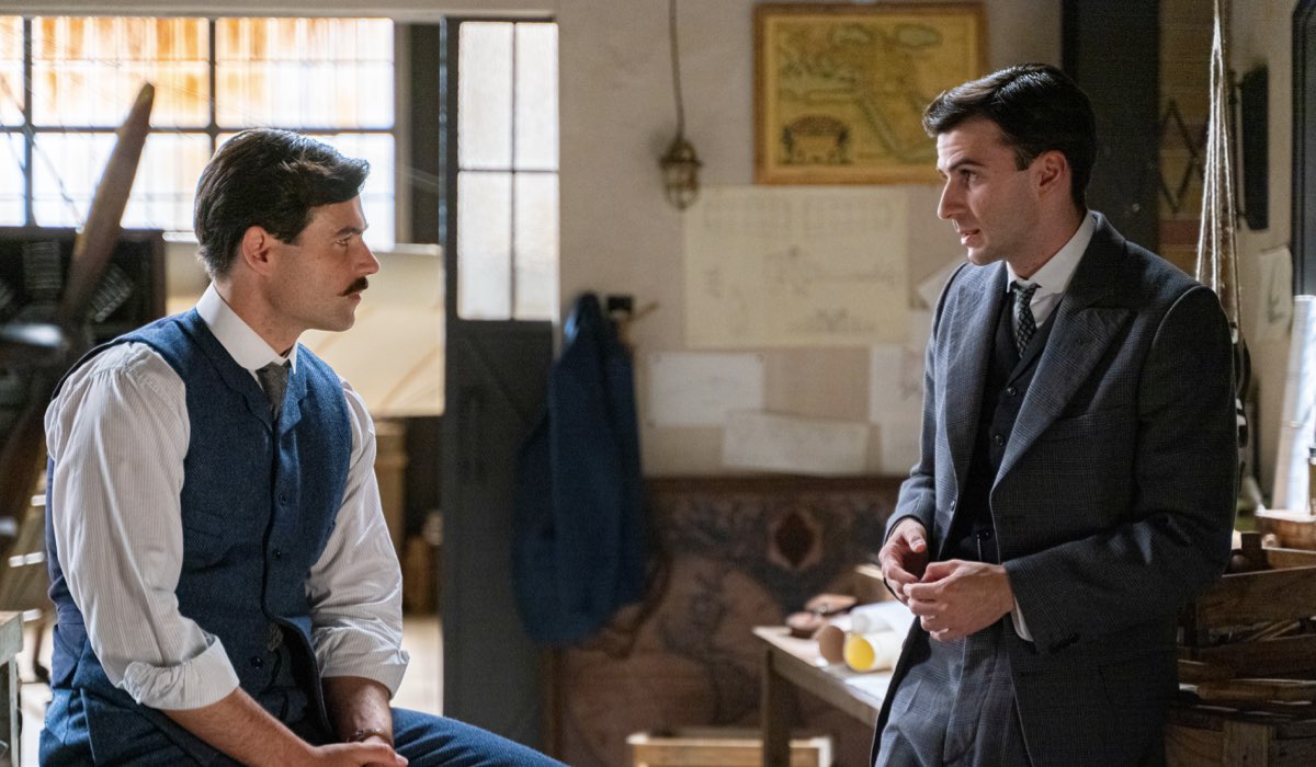 Da sinistra: Arturo Sancho (Manuel Luján) e Alejandro Vergara (Abel) in una scena de “La Promessa”. Credits: RTI Mediaset.