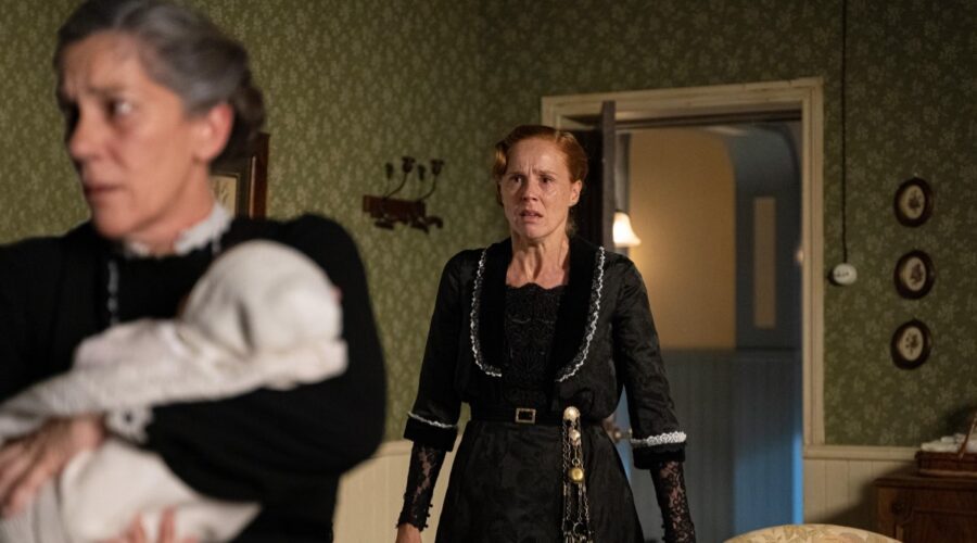 Da sinistra: Marga Martínez (Petra Arcos) e Maria Castro (Pia Adarre) nell'episodio 5 de “La Promessa” in onda lunedì 5 giugno 2023 su Canale 5. Credits: Bambú Producciones/RTVE/RTI Mediaset.