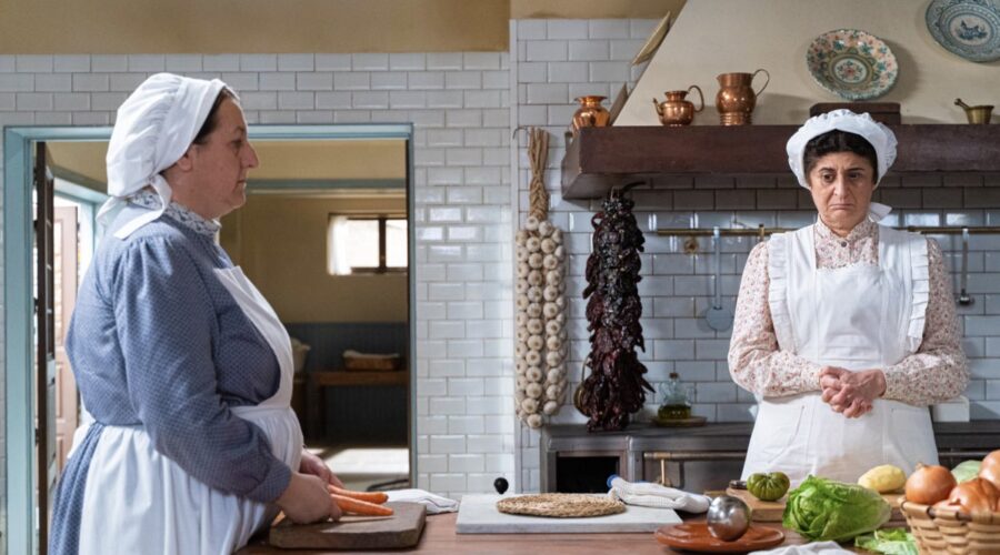 Da sinistra: Carmen Flores (Simona Martínez) e Teresa Quintero (Candela García) in una scena de “La Promessa”. Credits: RTVE/RTI Mediaset.