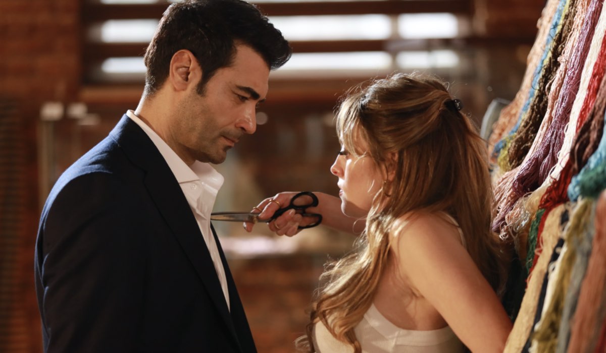 Da sinistra: Murat Ünalmış e Melis Sezen in una scena de “La Rosa Della Vendetta”. Credits: RTI Mediaset.