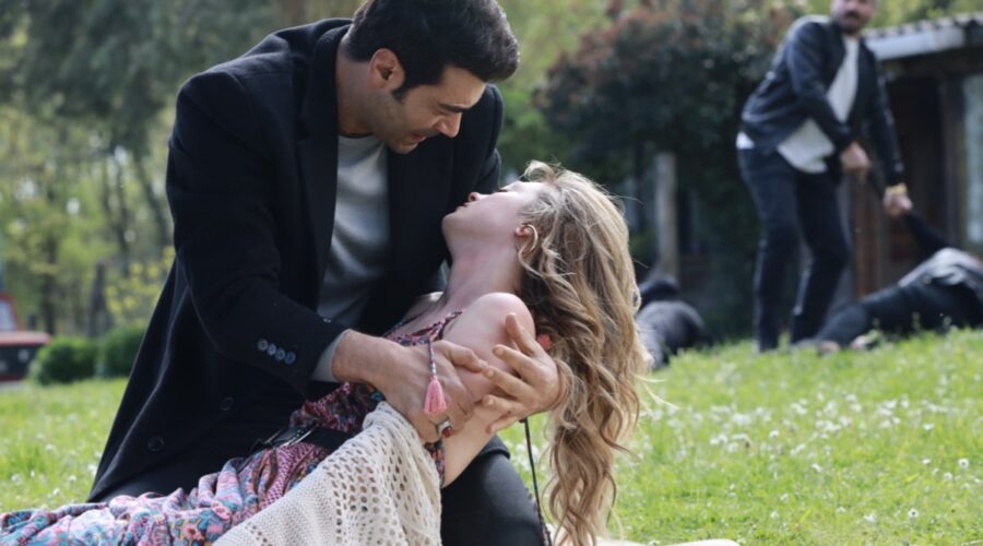 Da sinistra: Murat Ünalmış e Melis Sezen in una scena de “La Rosa Della Vendetta”. Credits: RTI Mediaset.