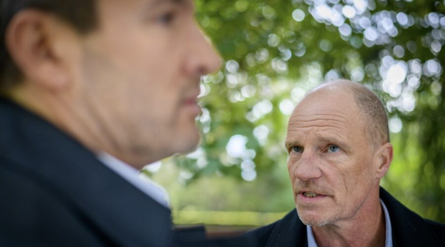 Da sinistra: Dieter Bach (Christoph Saalfeld) e Timo Ben Schöfer (Markus Schwarzbach) in una scena di “Tempesta D'Amore”. Credits: Das Erste/RTI Mediaset.