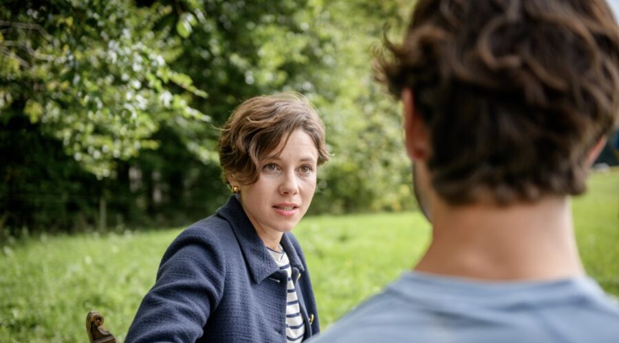 Da sinistra: Dorothée Neff (Eleni Schwarzbach) e Christopher Jan Busse (Noah Schwarzbach) in una scena di “Tempesta D'Amore”. Credits: Das Erste/RTI Mediaset.