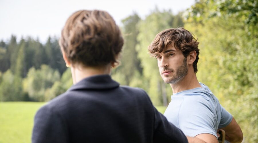 Da sinistra: Da sinistra: Dorothée Neff (Eleni Schwarzbach) e Christopher Jan Busse (Noah Schwarzbach) in una scena di “Tempesta D'Amore”. Credits: Das Erste/RTI Mediaset.