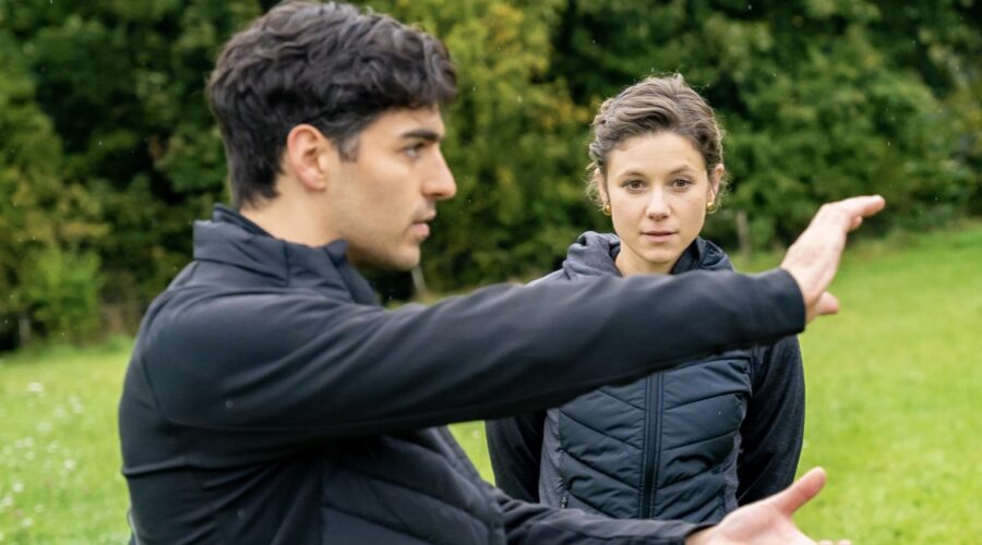 Da sinistra: Marcel Zuschlag (Leander Saalfeld) e Dorothée Neff (Eleni Schwarzbach) in una scena di “Tempesta d'amore”. Credits: Das Erste/Rti Mediaset.