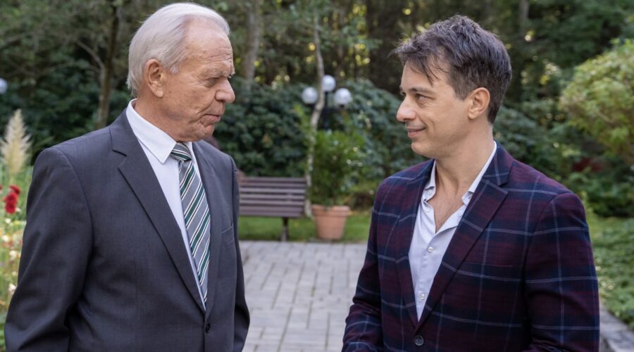 Da sinistra: Dirk Galuba (Werner Saalfeld) e Lorenzo Patané (Robert Saalfeld) in “Tempesta D'Amore”. Credits: Das Erste/Rti Mediaset.