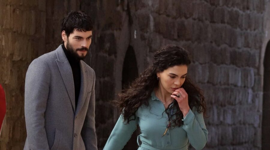 Da sinistra: Akın Akınözü (Miran Aslanbey/Şadoğlu) e Ebru Şahin (Reyyan Aslanbey/Şadoğlu) in una scena di “Hercai”. Credits: Real Time/Discovery+.
