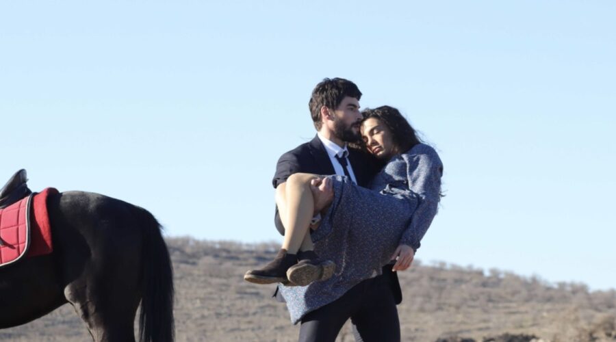 Da sinistra: Akın Akınözü (Miran Aslanbey/Şadoğlu) e Ebru Şahin (Reyyan Aslanbey/Şadoğlu) in una scena di “Hercai”. Credits: Real Time/Discovery+.