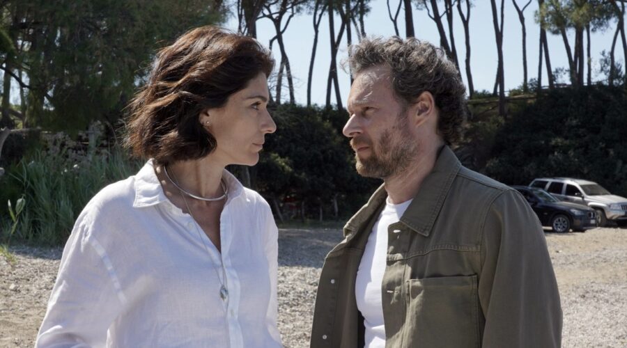 Da sinistra: Anna Valle (Anna Reali) e Giorgio Marchesi (Luca) in un posato per “Le onde del passato”. Credits: RTI Mediaset.