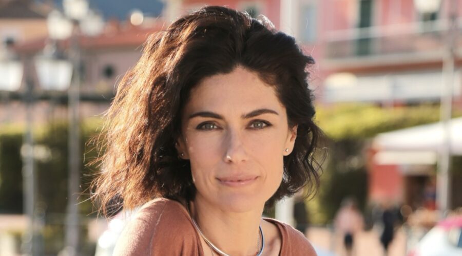 Anna Valle (Anna Reali) in un posato per “Le onde del passato”. Credits: RTI Mediaset.
