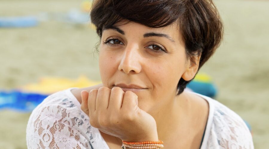 Antonella Prisco (Mariella) al mare in una scena di “Un Posto Al Sole” Credits: Rai.