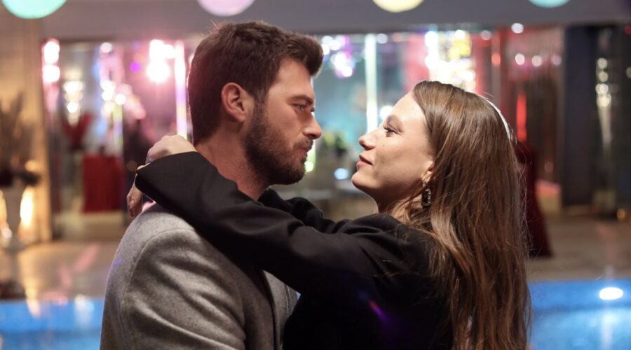 Da sinistra: Kivanç Tatlitug (Aslan) e Serenay Sarikaya (Devin) in “The Family”. Credits: RTI Mediaset.