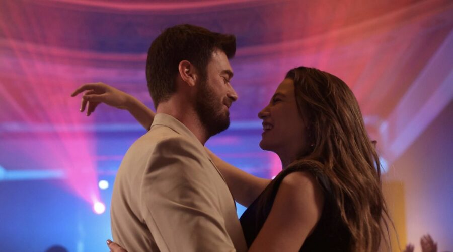 Da sinistra: Kivanç Tatlitug (Aslan) e Serenay Sarikaya (Devin) in “The Family”. Credits: RTI Mediaset.